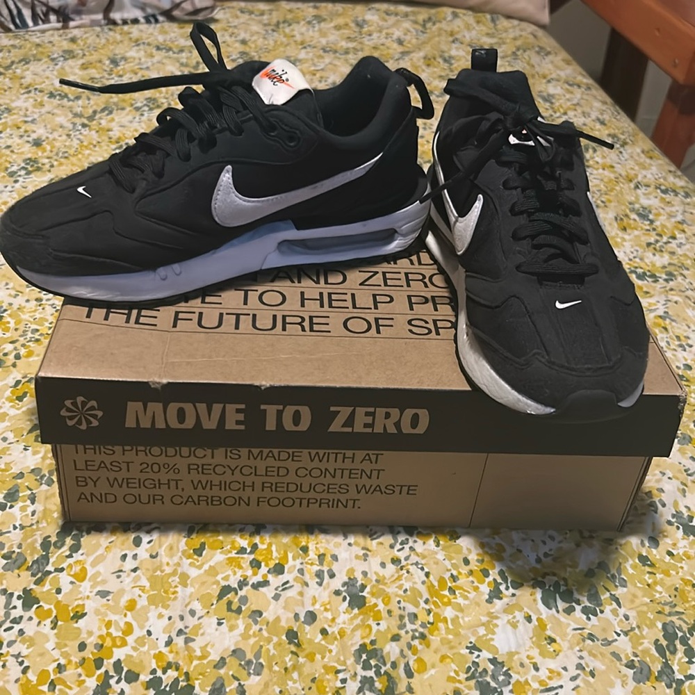 Nike women air max dawn size 6